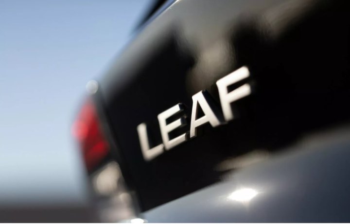 Помимо улучшенной трансмиссии, топовая версия Leaf имеет более комфортный салон: водительское…