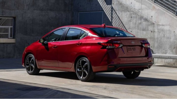 Сохраняя титул самого дешевого нового автомобиля, продаваемого в США, Nissan Versa представлен в…