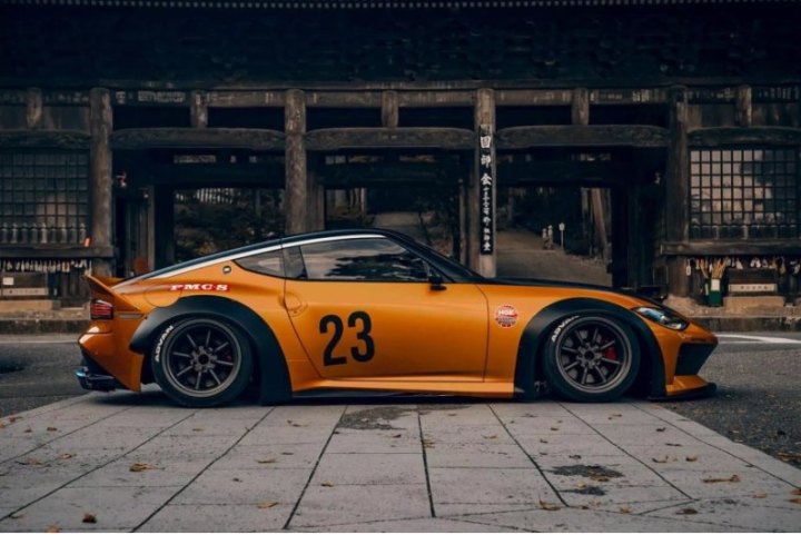 Подобно многим предложениям Liberty Walk, обвес представлен на сильно модифицированном Nissan…