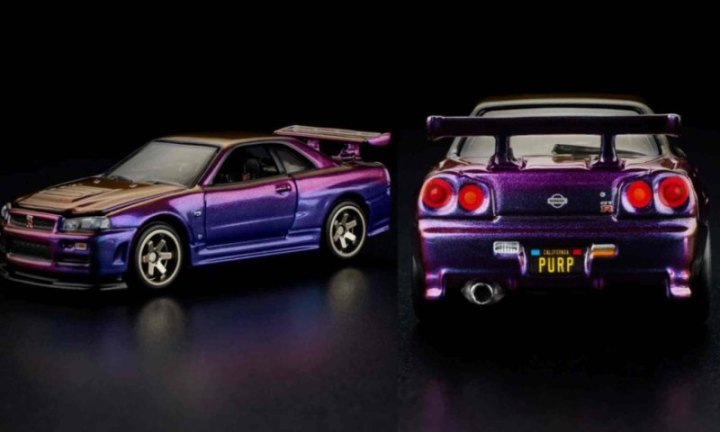 Модель Nissan GT-R от Hot Wheels представлена в потрясающем синем цвете с белыми полосами, что…