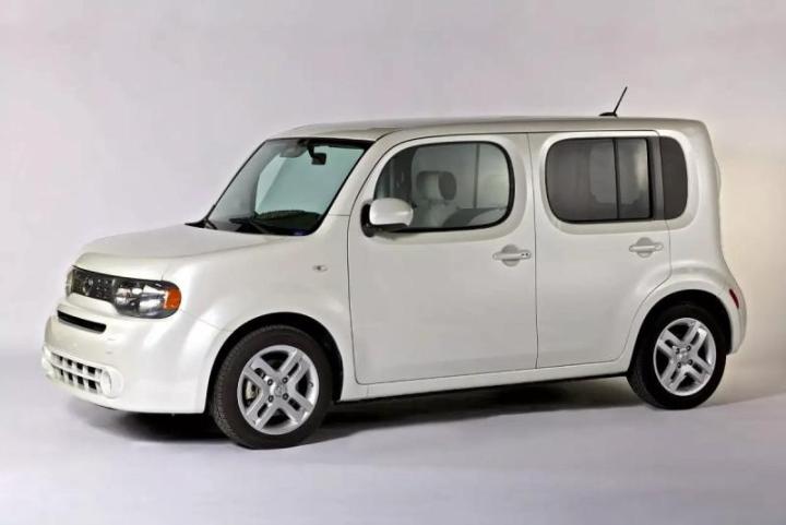 В Nissan Cube модуль подушки безопасности снес водителя при аварии