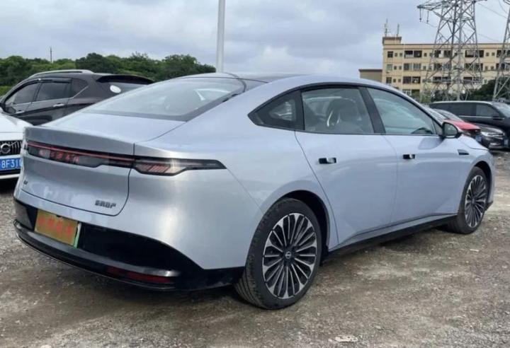 В китайских автосалонах батарейный седан Nissan N7 пользуется хорошим спросом, говорят местные…