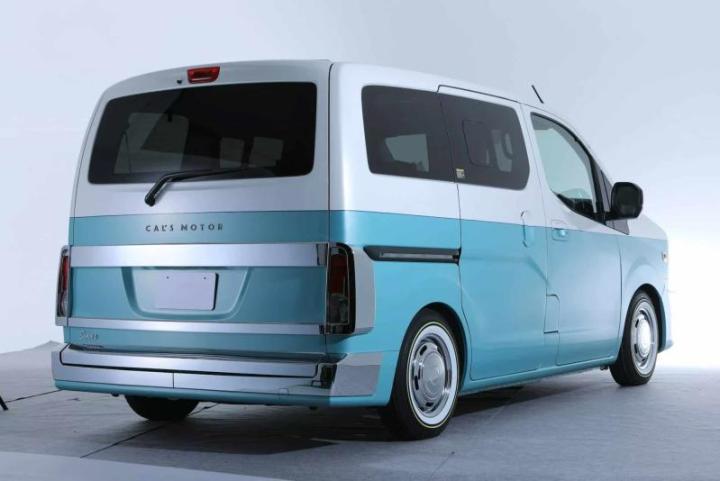 Автомобилю досталась квадратная светодиодная оптика, хромированная решетка радиатора, собственный…