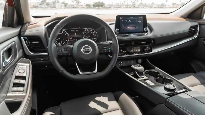 В автомобилях Nissan могут на ходу открываться двери: на компанию подают в суд