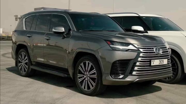 Lexus LX600 (скриншот с канала CarWow)