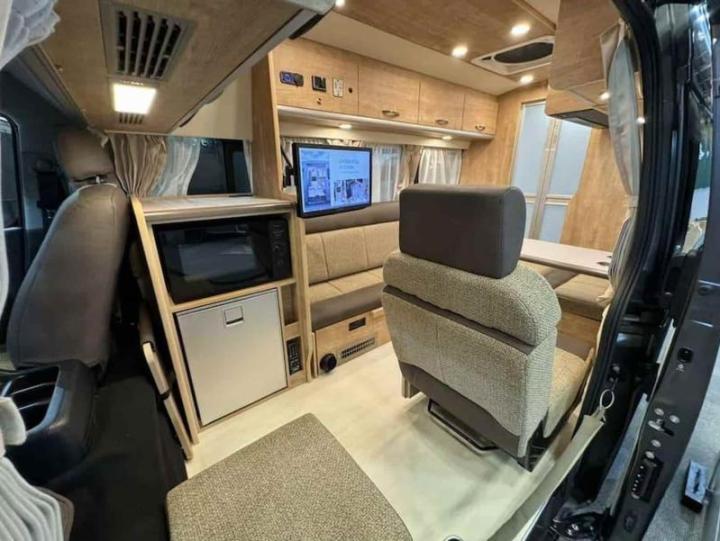 Аналог дома на колесах построен на базе модели Caravan и представляет собой роскошный кемпервэн с…