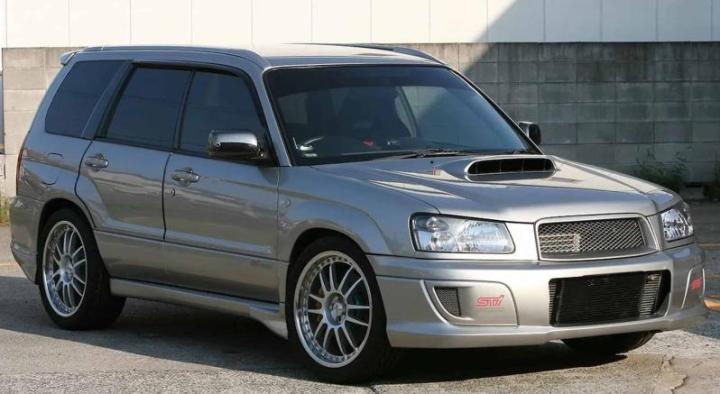 Старый Subaru Forester научили обгонять Nissan GT-R и даже Ferrari