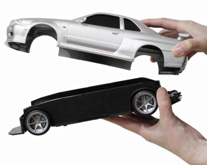 Внутри кузова игрушечного R34 Skyline GT-R, изготовленного из АБС-пластика, силикона и полистирола…