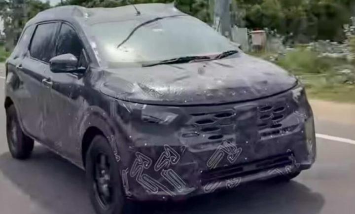 Новый маленький минивэн Nissan в тестовой версии