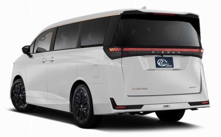 Рендер Nissan Elgrand в белом цвете кузова
