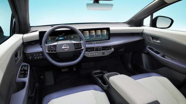 Интерьер актуального Nissan Leaf