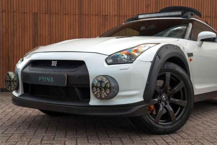 На продажу выставлен уникальный Nissan GT-R R35, переделанный во внедорожник