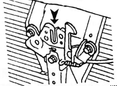 Механизм замка капота (стрелка): смазывайте каждые 18000 км, используя универсальную смазку.