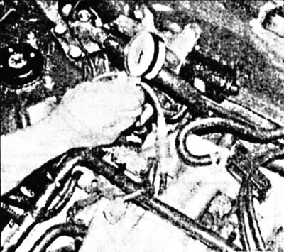 Проверните вал двигателя стартером, по крайней мере семь тактов сжатия, следя за показаниями…