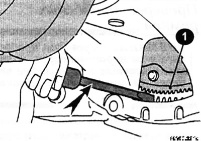 Если болт отворачивается на снятом двигателе, то зафиксируйте маховик (1) с помощью большой…