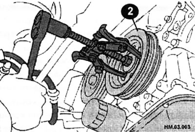Отверните болт и снимите его вместе с шайбой. Снимите шкив (2) с коленчатого вала. Если шпонка…