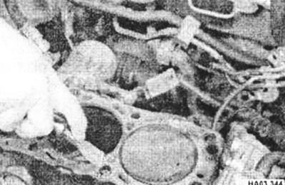 Удалите остатки нагара и прокладки пластмассовым или деревянным шпателем, очистите также от нагара…