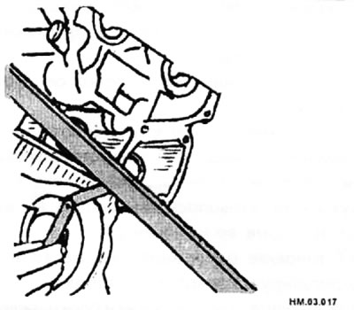 После установки головки блока цилиндров измерьте выступание головки над передней стороной блока…