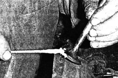 Вырабіце крупнозерністой карборундовую пасту на фаску сядла клапана.