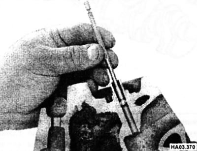 Зазор паміж накіроўвалымі ўтулкамі і стрыжнем клапана правяраецца індыкатарам ці вымяраюцца…