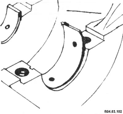 Ачысціце заднія бакі новых уставак карэнных падшыпнікаў і пакладзеце палоўкі з адтулінай для алею…