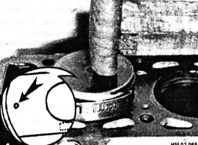 Сориентировав поршень так, чтобы метка «перед» (стрелка) на его верхушке была направлена вперед (в…