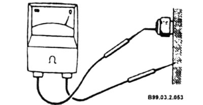 ♦ Подключите омметр между контактом датчика давления масла и блоком двигателя. Сопротивление должно…