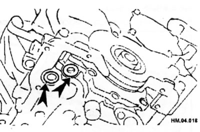 Установите новые уплотнительные кольца (стрелки) на блок цилиндров и на масляный насос.