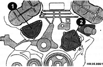 Снимите крышку натяжителя цепи привода распределительного вала (1) и крышку водяного насоса (2).