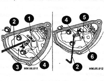 Снимите натяжитель цепи в следующей последовательности: