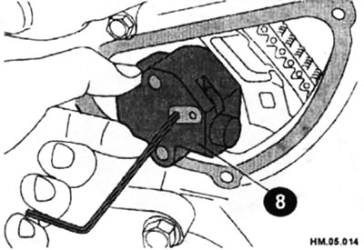 ♦ Проверните шкив коленчатого вала (7) примерно на 20° по часовой стрелке так, чтобы цепь привода…