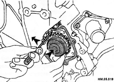 Вставьте водяной насос, равномерно и по очереди затягивая болты его крепления моментом 8,5-10,7 Н·м.
