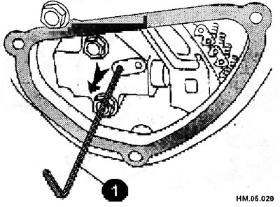 Установите крышку натяжителя цепи и крышку водяного насоса. Перед установкой крышки с помощью…