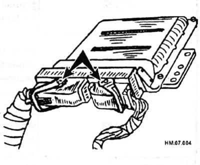 Проверьте напряжение между каждым из контактов ЕСМ и заземлением и определите неисправность…