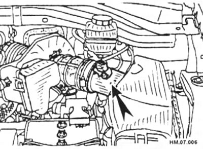 Расходомер воздуха расположен внутри впускного воздуховода (стрелка).