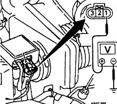 Проверьте напряжение между контактом (1) и массой.