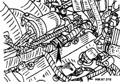 Место расположения конденсатора обозначено на рисунке стрелкой.