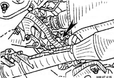 Датчик прикреплен к трубке высокого давления рулевого привода (стрелка).