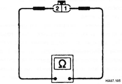 Проверьте проводимость между клеммами (1) и (2).
