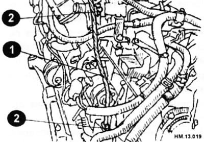 Снимите трубку для заполнения рабочей жидкостью (1), отвернув два болта ее крепления (2).