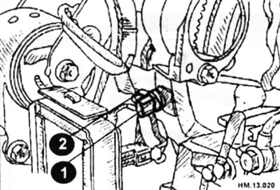 Осторожно снимите датчик POS (1) с двигателя, отвернув болт его крепления (2). Не стучите по…
