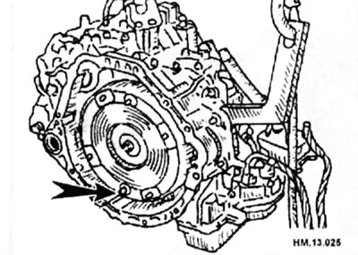 Вкрутите и установите направляющие на шпильки крепления гидротрансформатора (стрелка).