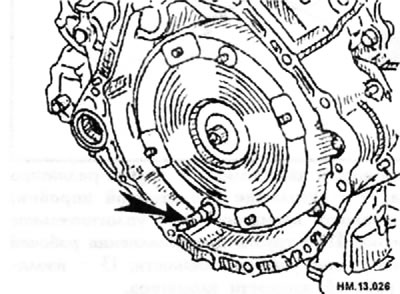 Проверните гидротрансформатор так, чтобы направляющая для пластины привода (стрелка), оказалась…