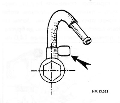 При установке трубки радиатора рабочей жидкости на вариатор с ведущим мостом трубка должна быть…