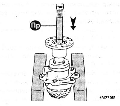Снимите внутреннюю обойму заднего подшипника ведущей шестерни.