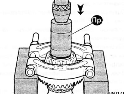 Пользуясь оправкой и специальным приспособлением (Пр), спрессуйте внутреннюю обойму подшипника…