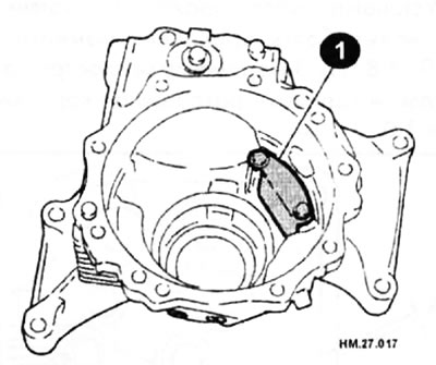 Снимите маслоотражатель (1).