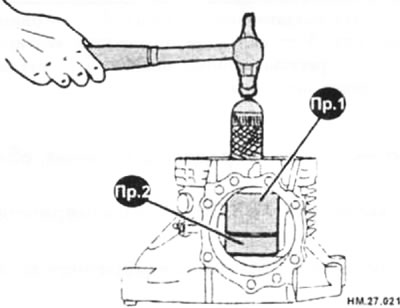 С помощью выколотки и приспособлений (Пр1 и Пр2) установите подобранную регулировочную шайбу и…