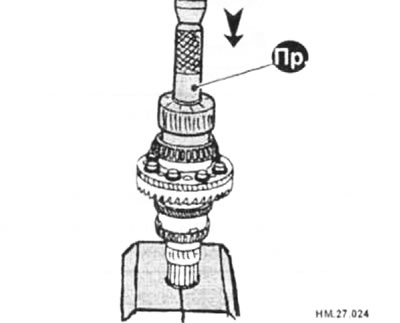Нанесите трансмиссионное масло на внутреннюю обойму подшипника кольцевой шестерни у корпуса…