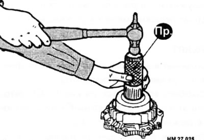 Пользуясь оправкой (Пр) забейте сальник так, чтобы он был на одном уровне с поверхностью корпуса.